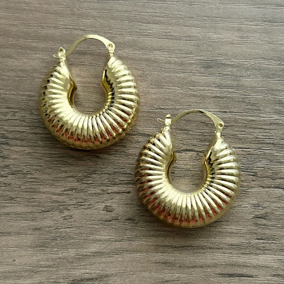 18K Gold Plated Chunky Gold Hoop Earrings - Picture 3 of 4